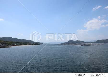 瀬戸内海と牡蠣漁（広島県） 127582445