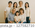 椅子に座る三世代家族の集合画像 127582710