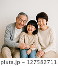 おじいちゃんとおばあちゃんと孫娘 127582711