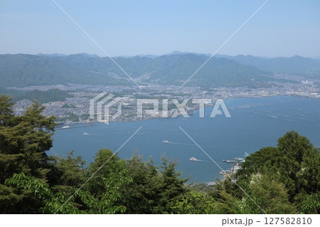 宮島・弥山山頂から見た瀬戸内海と広島市中心部(広島県) 宮島・弥山山頂から見た瀬戸内海と広島市中心部(広島県) 127582810