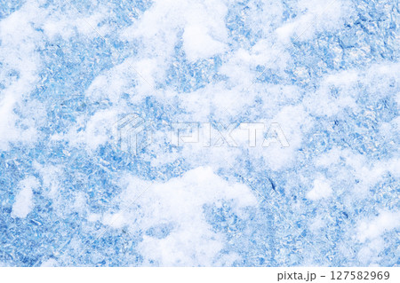 ブルーガラスに付いた雪 涼イメージ ブルーガラスに付いた雪 涼イメージ 127582969