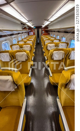 コロナ禍の秋田新幹線車内 127583039