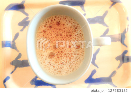 コーヒーショップのモダンで面白い形のコーヒーカップ 127583185