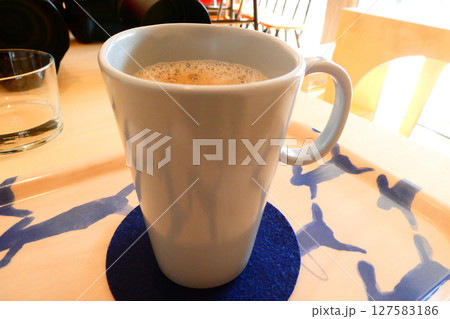 コーヒーショップのモダンで面白い形のコーヒーカップ 127583186