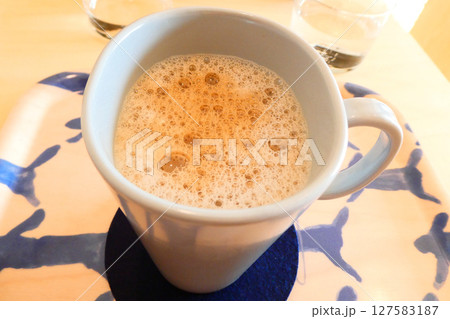 コーヒーショップのモダンで面白い形のコーヒーカップ コーヒーショップのモダンで面白い形のコーヒーカップ 127583187