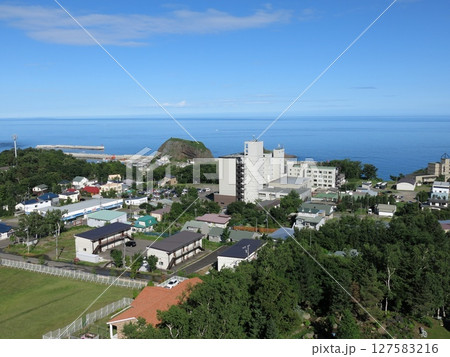 ウトロ温泉の高台にあるリゾートホテルから見たオホーツク海とウトロの風景 127583216