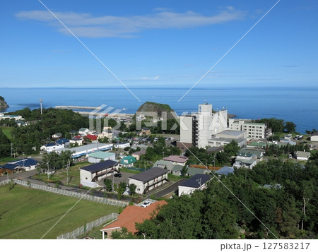 ウトロ温泉の高台にあるリゾートホテルから見たオホーツク海とウトロの風景 127583217