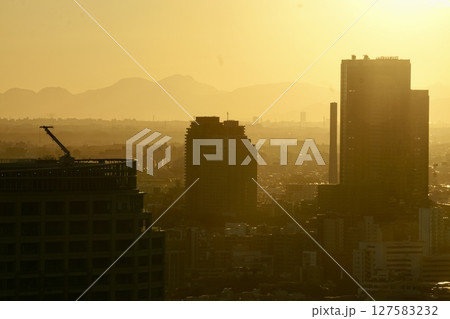霞む都市風景 127583232