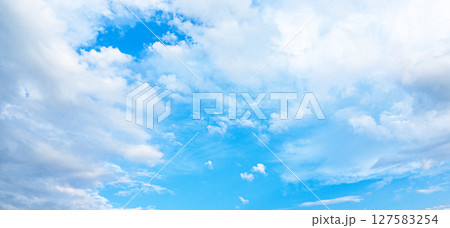 青い空と白い雲のシンプルな風景 127583254