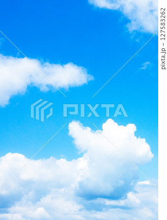 青い空と白い雲のシンプルな風景 127583262