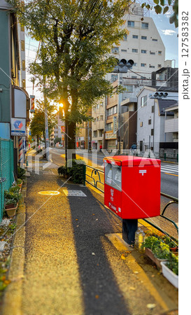 夕暮れの赤い郵便ポスト 127583382