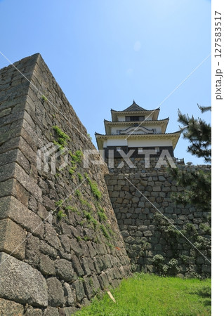 石垣に守られそびえ立つ丸亀城天守閣の眺め 石垣に守られそびえ立つ丸亀城天守閣の眺め 127583517