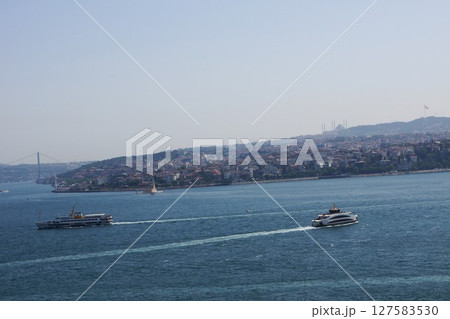 トルコ イスタンブール トプカプ宮殿から見たボスポラス海峡の船 127583530