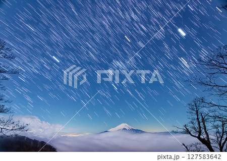 丹沢・檜洞丸から見る冬の星座と雲上の富士山 丹沢・檜洞丸から見る冬の星座と雲上の富士山 127583642