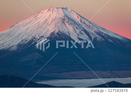 丹沢・檜洞丸から見る朝日差す富士山 丹沢・檜洞丸から見る朝日差す富士山 127583878