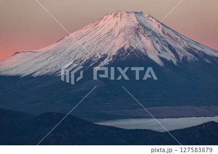 丹沢・檜洞丸から見る朝日差す富士山 丹沢・檜洞丸から見る朝日差す富士山 127583879