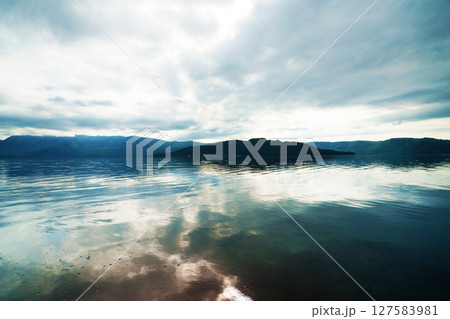 曇り空の屈斜路湖　北海道 127583981