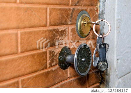 old entrance door to the apartment with a lock and keys 127584187