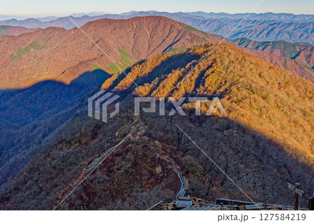 朝の丹沢・檜洞丸から見る大室山と犬越路への稜線 127584219