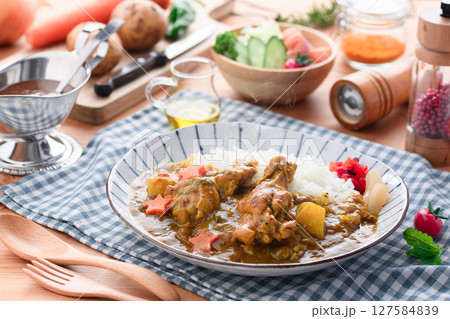 ごろっと手羽元のスパイシーチキンカレー 湯気立ちの美味しさ ごろっと手羽元のスパイシーチキンカレー 湯気立ちの美味しさ 127584839
