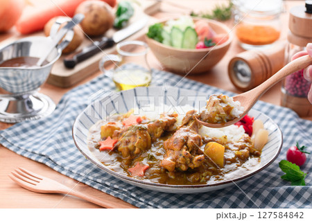 ごろっと手羽元のスパイシーチキンカレー 湯気立ちの美味しさ ごろっと手羽元のスパイシーチキンカレー 湯気立ちの美味しさ 127584842