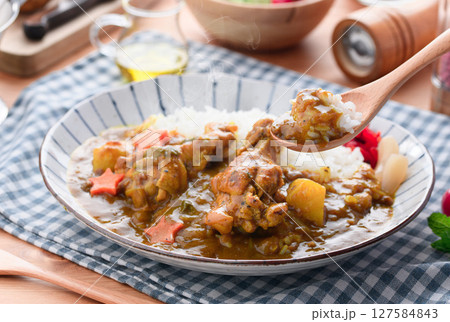 湯気立つ手作り手羽元カレーと彩り野菜の食卓 湯気立つ手作り手羽元カレーと彩り野菜の食卓 127584843