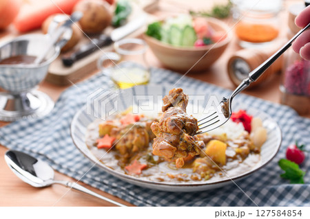 湯気立つ手作り手羽元カレーと彩り野菜の食卓 湯気立つ手作り手羽元カレーと彩り野菜の食卓 127584854