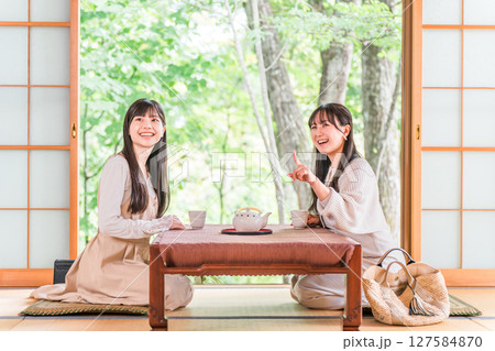 旅館・温泉旅館に女子旅に来た若いアジア人女性(旅行・トラベル・和室・縁側) 旅館・温泉旅館に女子旅に来た若いアジア人女性(旅行・トラベル・和室・縁側) 127584870