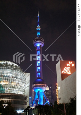 オリエンタルパールタワーの夜景　上海 127584877