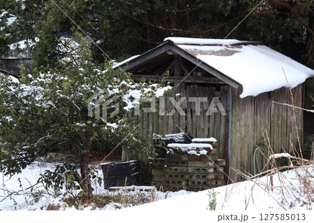 雪の中の小さな古い小屋 雪の中の小さな古い小屋 127585013