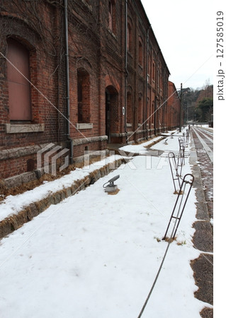雪に覆われた赤レンガ倉庫 雪に覆われた赤レンガ倉庫 127585019