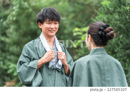 温泉旅行に来た浴衣姿のカップル・夫婦 温泉旅行に来た浴衣姿のカップル・夫婦 127585107