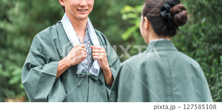 温泉旅行に来た浴衣姿のカップル・夫婦 127585108