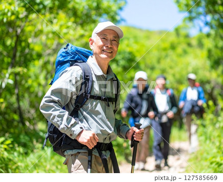 ハイキングを楽しむシニア男性と仲間たち 127585669