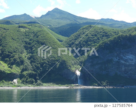 知床観光船おーろらから見たカムイワッカの滝と知床硫黄山 127585764