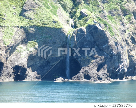 知床観光船おーろら（秘境知床岬航路）から見たカシュニの滝 127585770