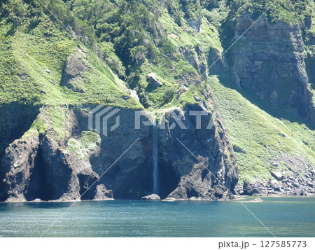 知床観光船おーろら（秘境知床岬航路）から見たカシュニの滝 127585773