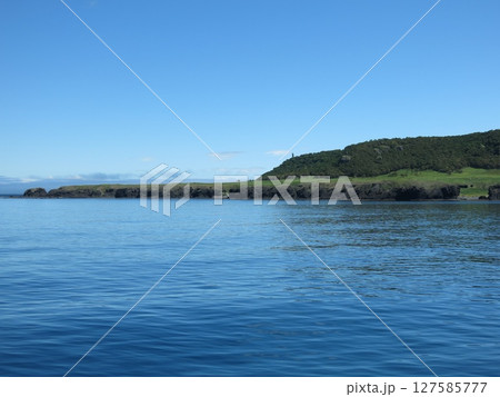 知床観光船おーろら（秘境知床岬航路）から見た知床岬の先端（知床岬灯台） 127585777