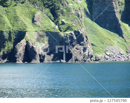 知床観光船おーろら（秘境知床岬航路）から見たカシュニの滝 127585790