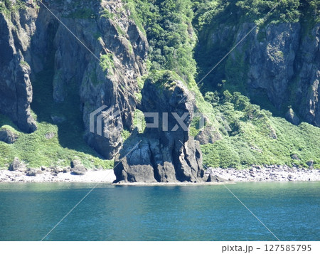 知床観光船おーろら（秘境知床岬航路）から見たタコ岩 127585795