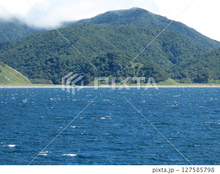 知床観光船おーろら（秘境知床岬航路）から見たルシャ湾 127585798