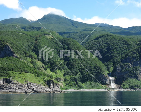 知床観光船おーろらから見たカムイワッカの滝と知床硫黄山 127585800