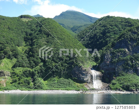 知床観光船おーろらから見たカムイワッカの滝と知床硫黄山 知床観光船おーろらから見たカムイワッカの滝と知床硫黄山 127585803