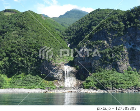 知床観光船おーろらから見たカムイワッカの滝と知床硫黄山 127585805