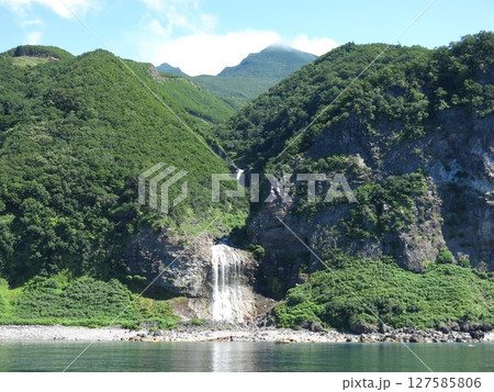知床観光船おーろらから見たカムイワッカの滝と知床硫黄山 127585806