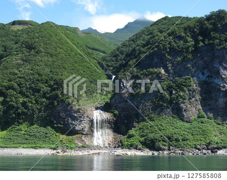 知床観光船おーろらから見たカムイワッカの滝と知床硫黄山 127585808