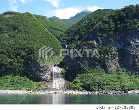 知床観光船おーろらから見たカムイワッカの滝と知床硫黄山 127585809