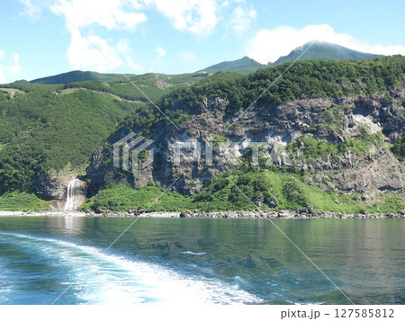 知床観光船おーろらから見たカムイワッカの滝と知床硫黄山 127585812