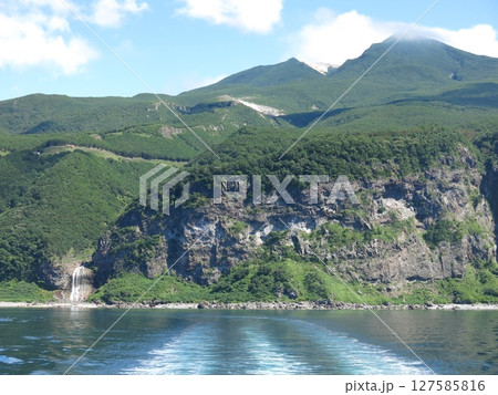 知床観光船おーろらから見たカムイワッカの滝と知床硫黄山 127585816