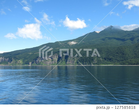 知床観光船おーろらから見たカムイワッカの滝と知床硫黄山 127585818